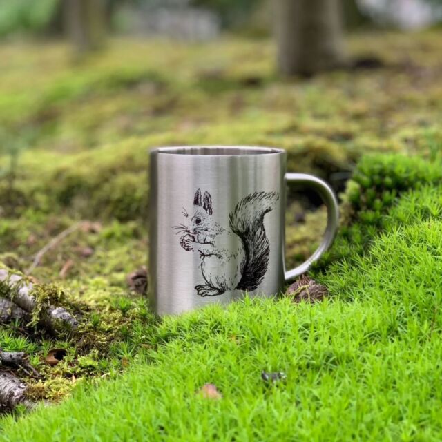 Wir gönnen unseren Erzeugnissen natürlich auch Freilauf in der Natur. 🐿 @draussenzeit_wildniscamp

Diese und viele andere Tassen können wir mit eurem individuellen Aufdruck versehen. 

#tassendruck #edelstahltasse #smallbusiness #kleinunternehmen #tassenbedrucken #naturverbunden #printmaker #printlovers #sublimation