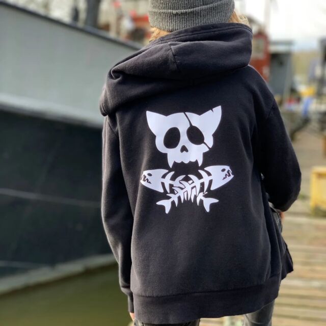 Karfreitag gab es Fisch. 😉 Der Plotter wollte unbedingt noch arbeiten und da wurde kurzerhand der unifarbene Hoodie des Kindes veredelt. ☠️ @kutterleben

Ab sofort gibt's neben dem liebevoll Handgemachten von @kutter_kinder, dem lasergeschnittenen und -gravierten Holz auch Flock-, Flex-, Sieb- und Sublimations- und 3D-Druck vom Kutter. Zugegeben, die Produktion findet aus Platzgründen nicht mehr auf dem Kutter statt, aber wir haben uns nicht weit entfernt.

Ich hoffe ihr bleibt dabei, wenn wir in Zukunft an dieser Stelle noch ein bisschen mehr von dem zeigen, was wir mittlerweile alles anbieten können.

In der Zwischenzeit kannst Du uns gerne schreiben, wenn Du individualisierte T-Shirts, Hoodies Mützen, Taschen oder andere Produkte braucht. Möglich sind neben vielen Textilien z.B. Tassen, Teller, Schlüsselanhänger, Magnete, u.v.m. 

#flock #flex #plotter #cuttingplotter #shirt #hoodie #textilveredelung #nachhaltig #recycling #upcycling