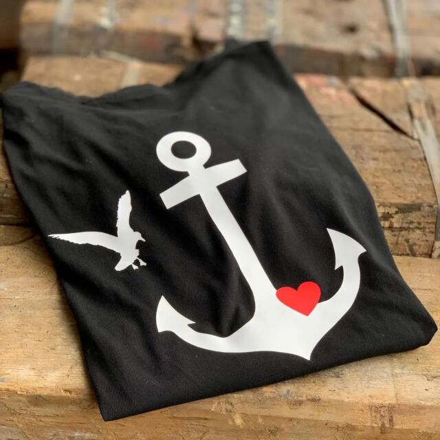 Entdecke die unendlichen Weiten des Ozeans auf deinem T-Shirt! Unsere neuen Designs bringen die maritime Atmosphäre direkt zu dir. Tauche ein in unsere Kollektion und finde dein persönliches Stück vom Meer. ⚓️

PS: Bleib dran für weitere Shirts vom Kutter.

#MaritimeMode #SeaStyle #AnchorLove #NauticalFashion #OceanInspired #SeasideChic #SailorStyle #CoastalVibes #BeachLifeFashion #WaveWear